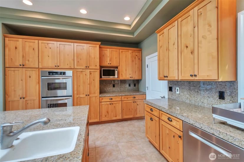 Property photo for 302 Noblecliff Place, Langley photo 4