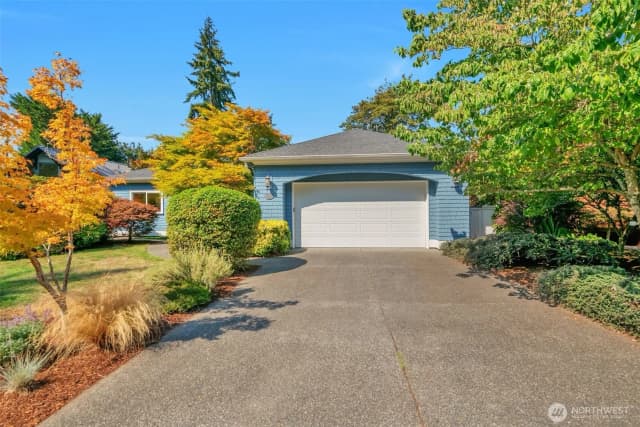Property photo for 302 Noblecliff Place, Langley photo 2