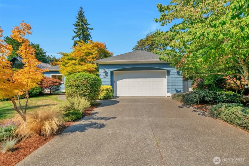 Property photo for 302 Noblecliff Place, Langley photo 2