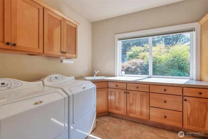 Property photo for 302 Noblecliff Place, Langley photo 21