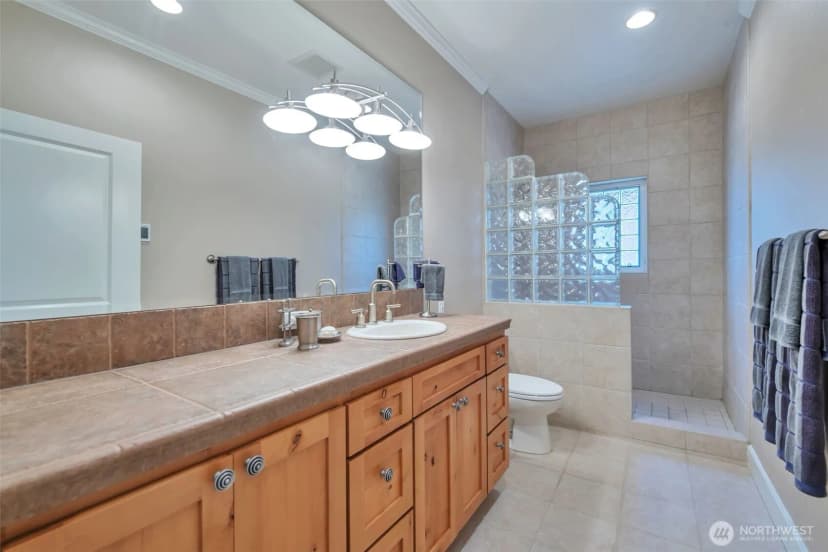 Property photo for 302 Noblecliff Place, Langley photo 13