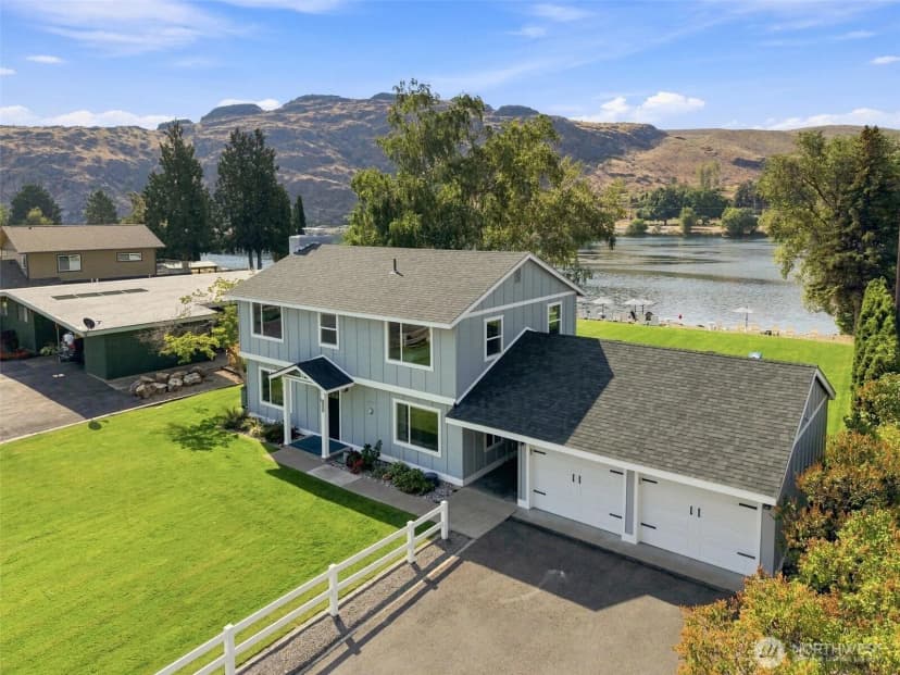 Property photo for 663 Riverside Drive, Pateros