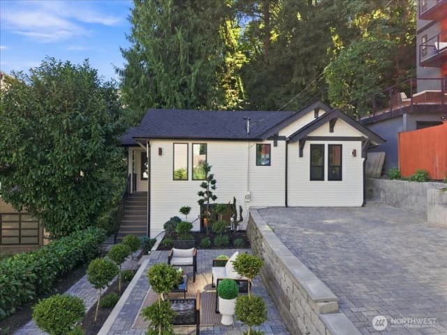 Property photo for 4011 Sw Maryland Place, Seattle photo 2