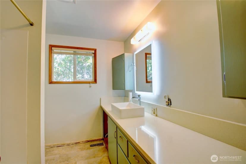 Property photo for 17483 Peterson Road, Burlington photo 25