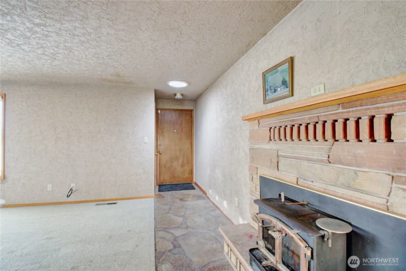 Property photo for 17483 Peterson Road, Burlington photo 13