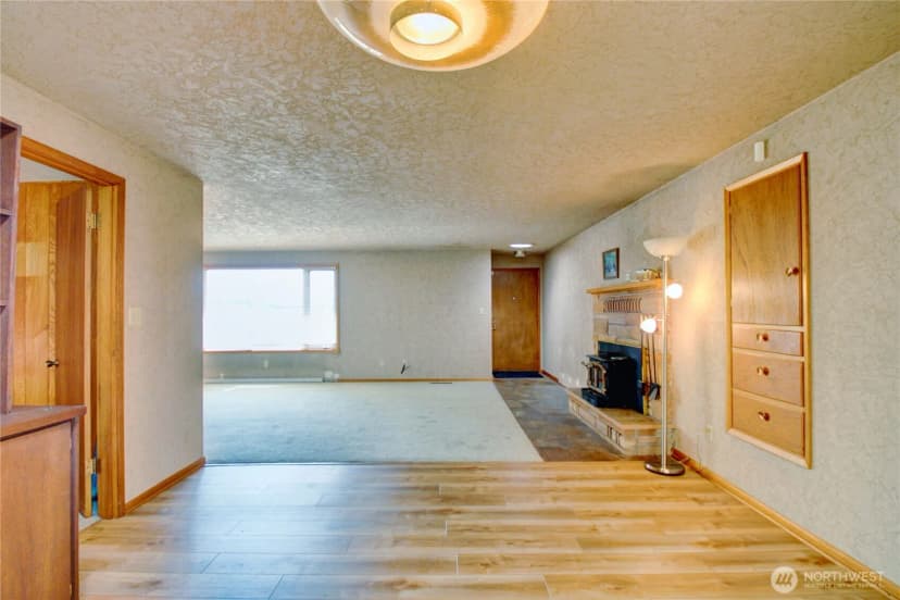 Property photo for 17483 Peterson Road, Burlington photo 21