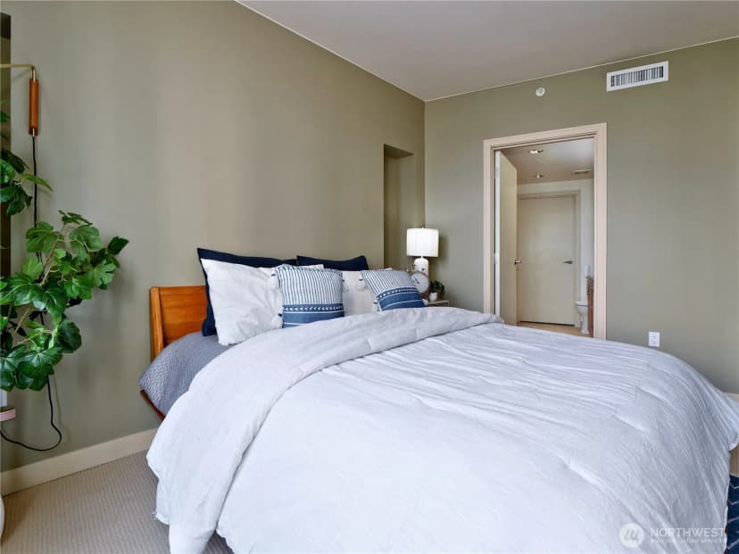 Property photo for 10610 Ne 9th Place, Bellevue photo 14