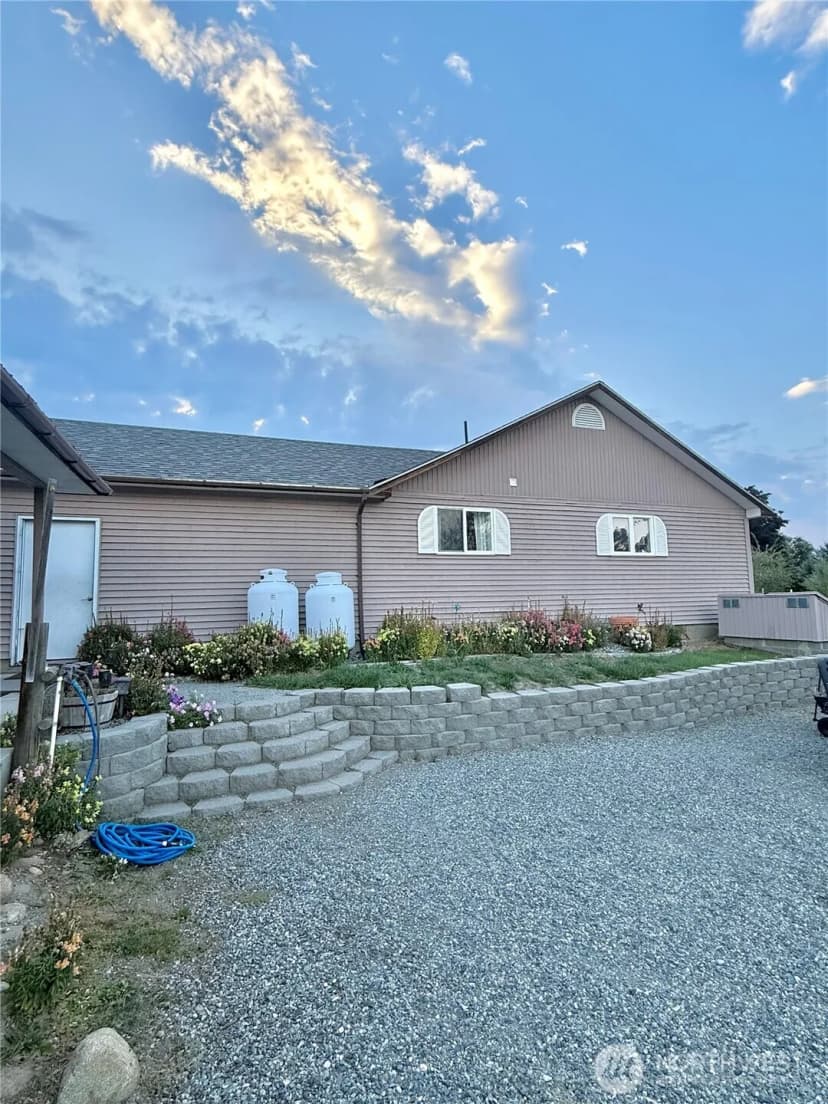 Property photo for 28 Dixon Road, Omak photo 4