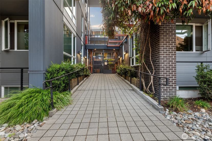 Property photo for 121 12th Avenue E #506, Seattle photo 2