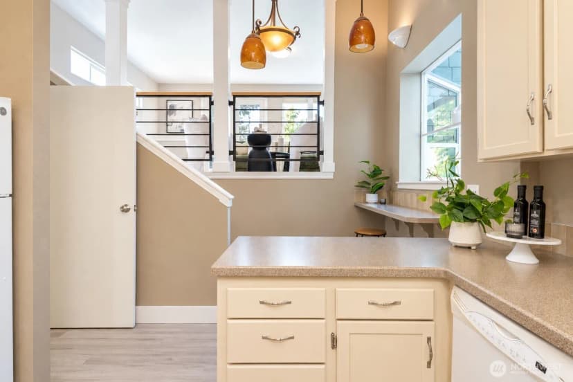 Property photo for 825 Ne 75th Street, Seattle photo 14