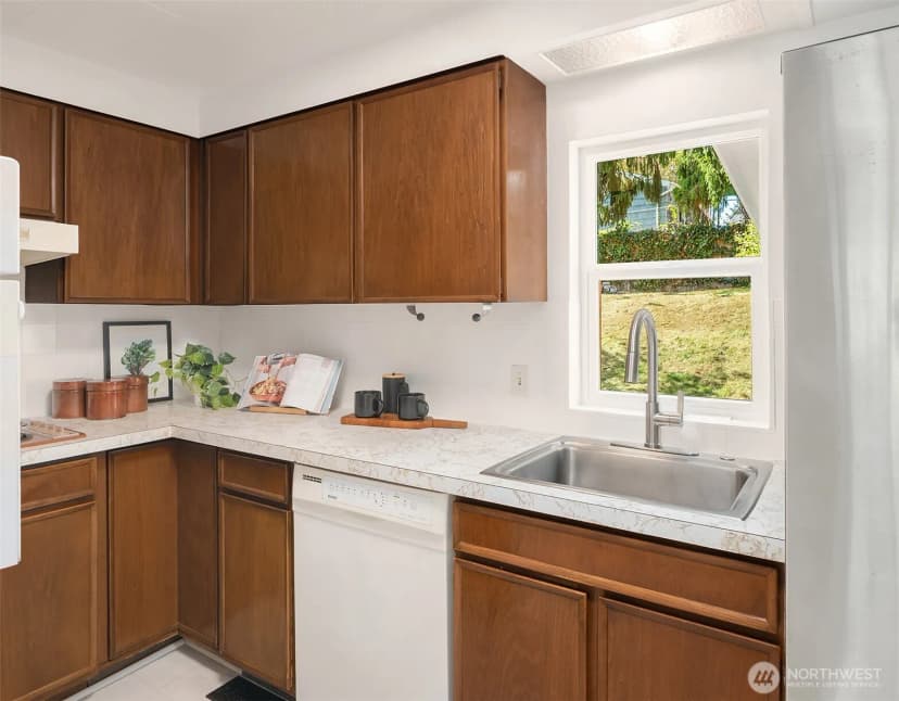 Property photo for 15557 10th Avenue Ne, Shoreline photo 12