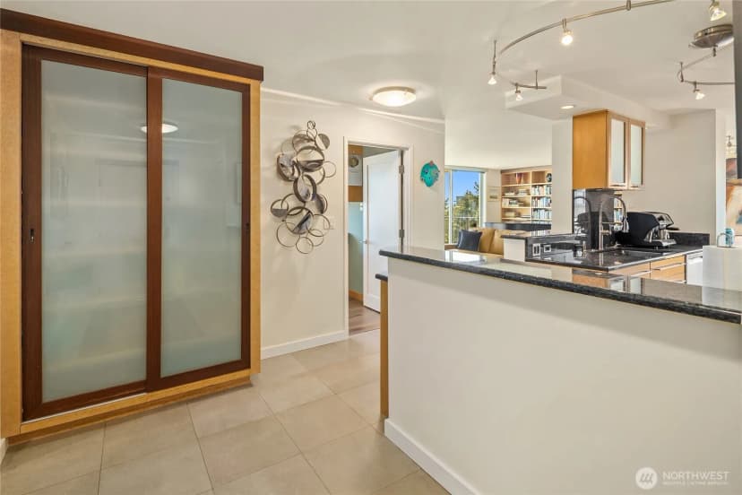 Property photo for 4540 8th Avenue Ne #801, Seattle photo 13