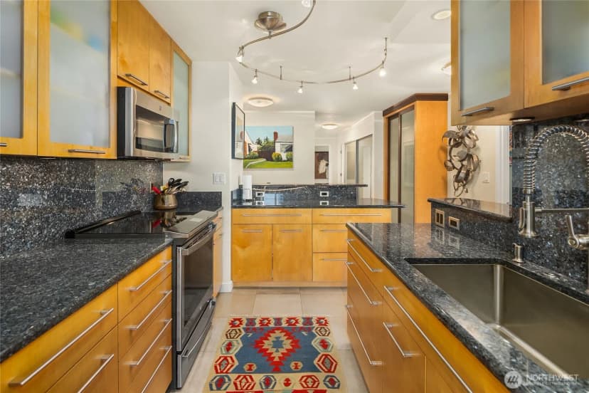 Property photo for 4540 8th Avenue Ne #801, Seattle photo 3