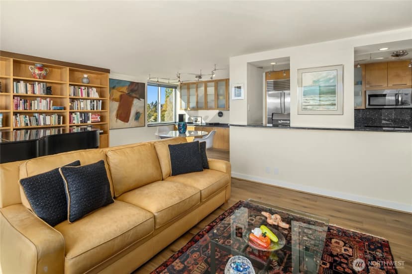 Property photo for 4540 8th Avenue Ne #801, Seattle photo 11