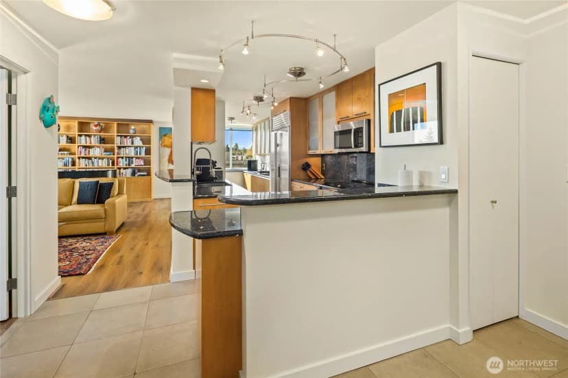 Property photo for 4540 8th Avenue Ne #801, Seattle photo 12