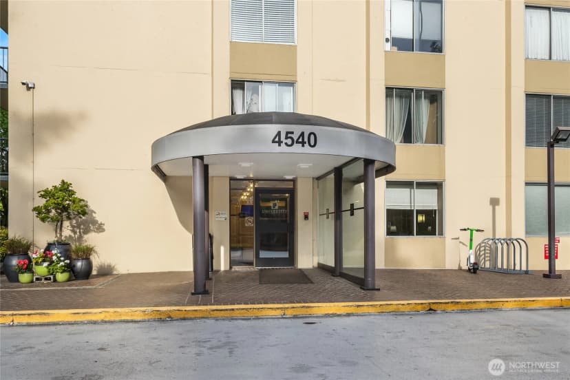 Property photo for 4540 8th Avenue Ne #801, Seattle photo 33