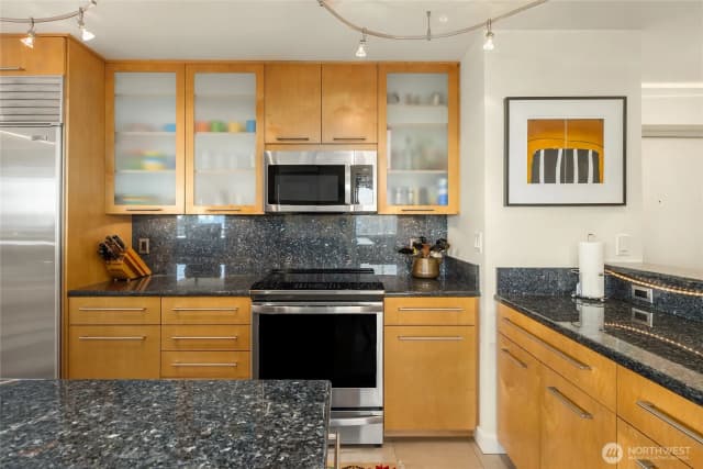 Property photo for 4540 8th Avenue Ne #801, Seattle photo 2