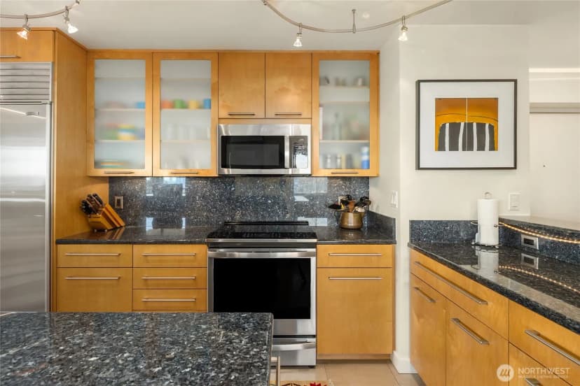 Property photo for 4540 8th Avenue Ne #801, Seattle photo 2