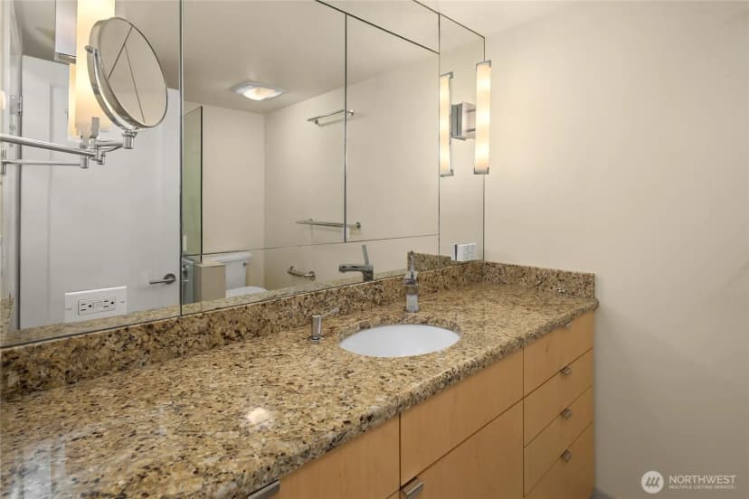 Property photo for 4540 8th Avenue Ne #801, Seattle photo 18