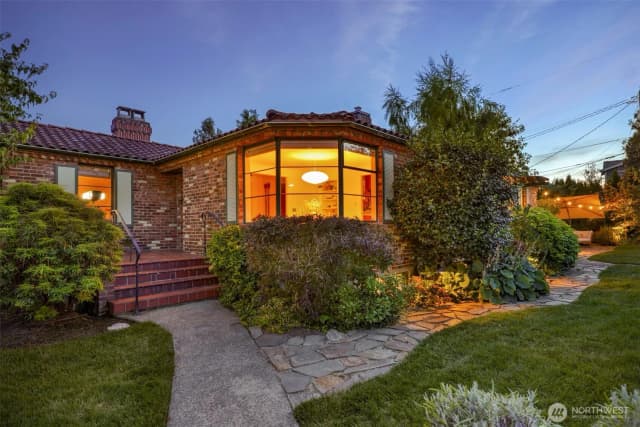 Property photo for 6049 Princeton Avenue Ne, Seattle photo 2