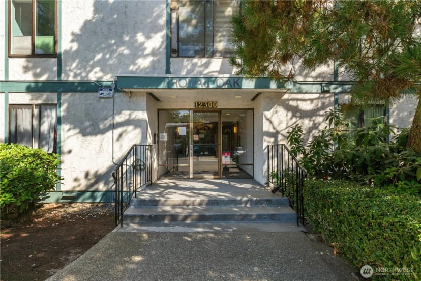 Property photo for 12300 28th Avenue Ne #103, Seattle photo 29