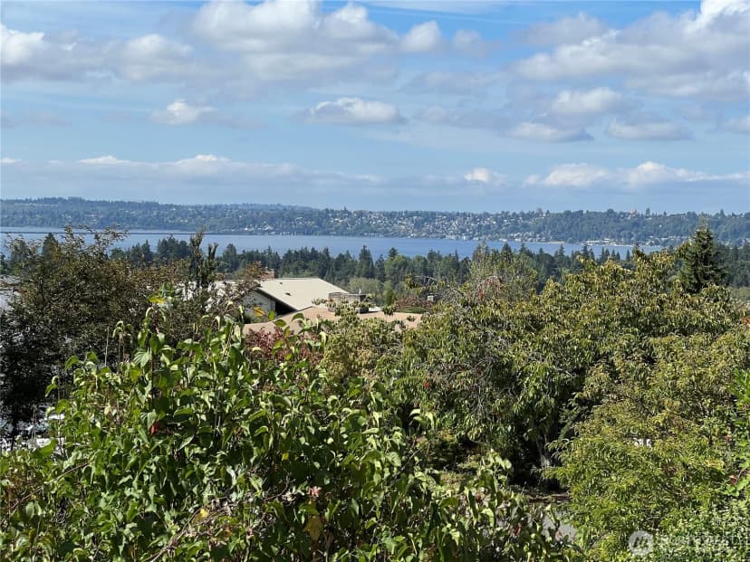 Property photo for 1701 92nd Avenue Ne, Clyde Hill photo 2
