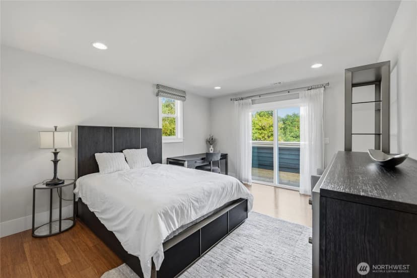 Property photo for 7526 Roosevelt Way Ne, Seattle photo 12