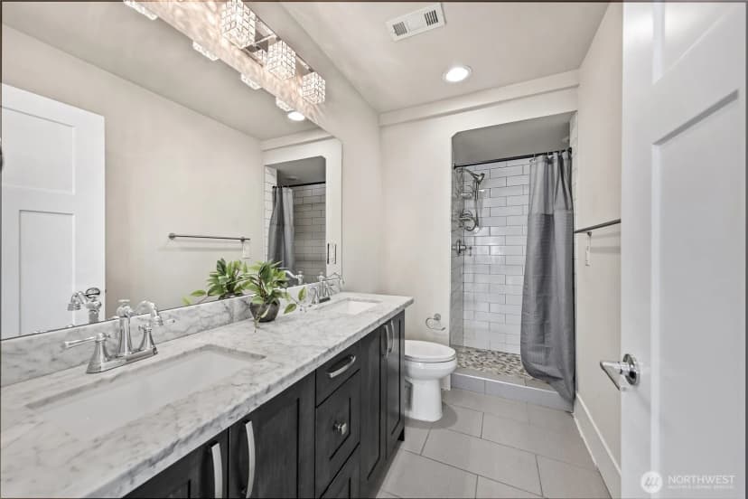 Property photo for 7526 Roosevelt Way Ne, Seattle photo 11