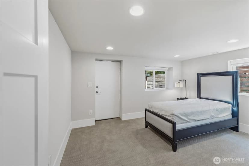 Property photo for 7526 Roosevelt Way Ne, Seattle photo 24