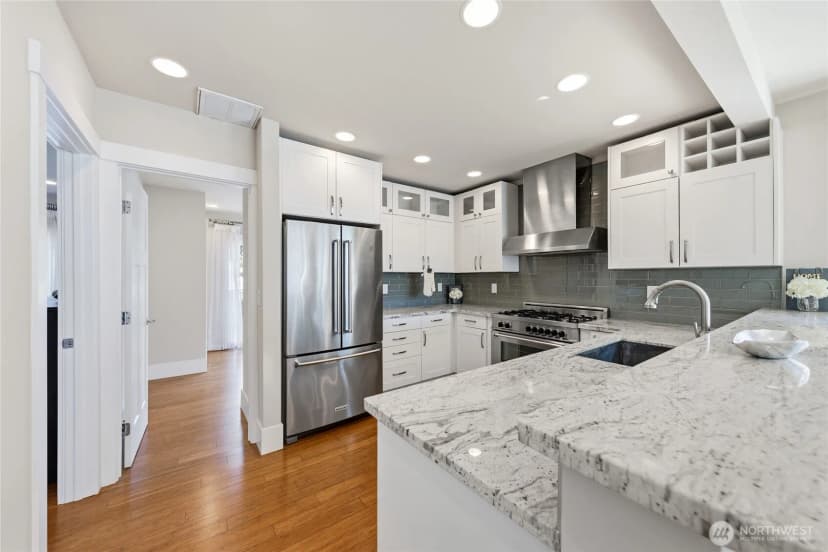 Property photo for 7526 Roosevelt Way Ne, Seattle photo 9