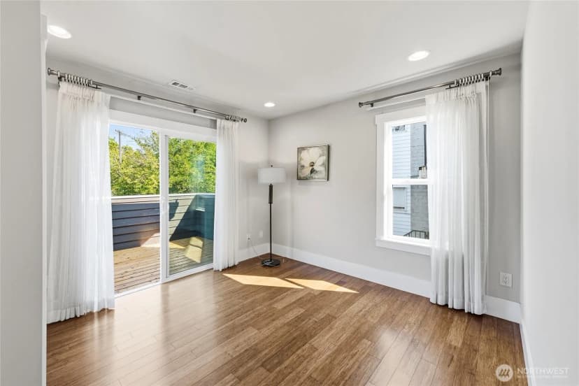 Property photo for 7526 Roosevelt Way Ne, Seattle photo 14