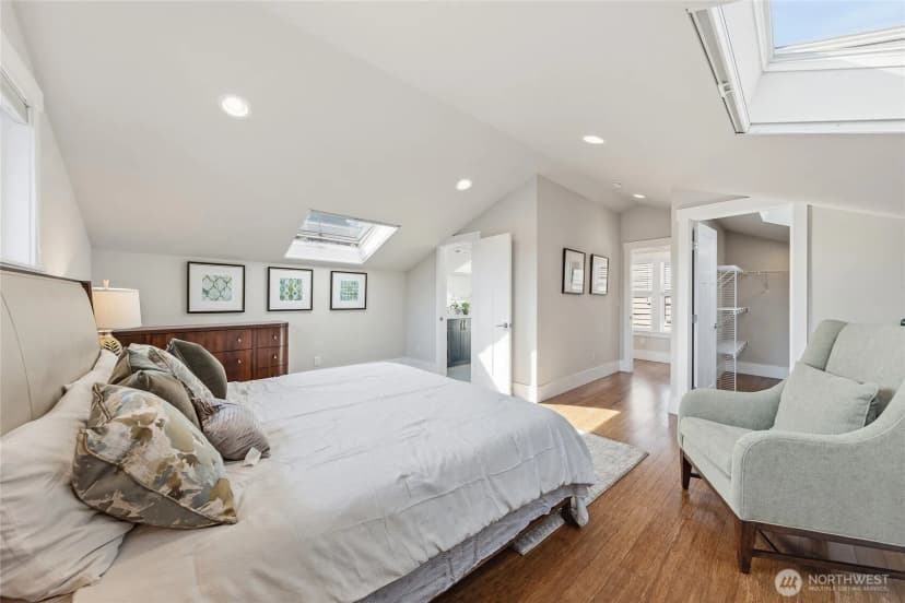 Property photo for 7526 Roosevelt Way Ne, Seattle photo 17