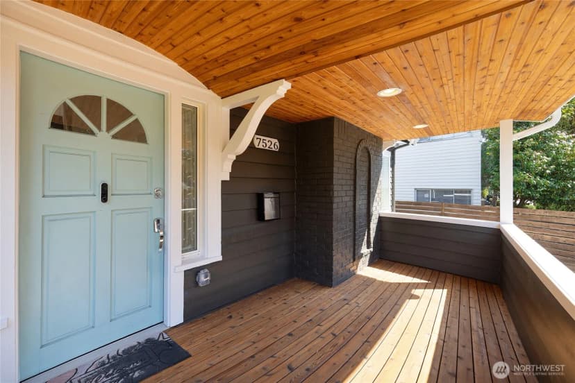 Property photo for 7526 Roosevelt Way Ne, Seattle photo 3