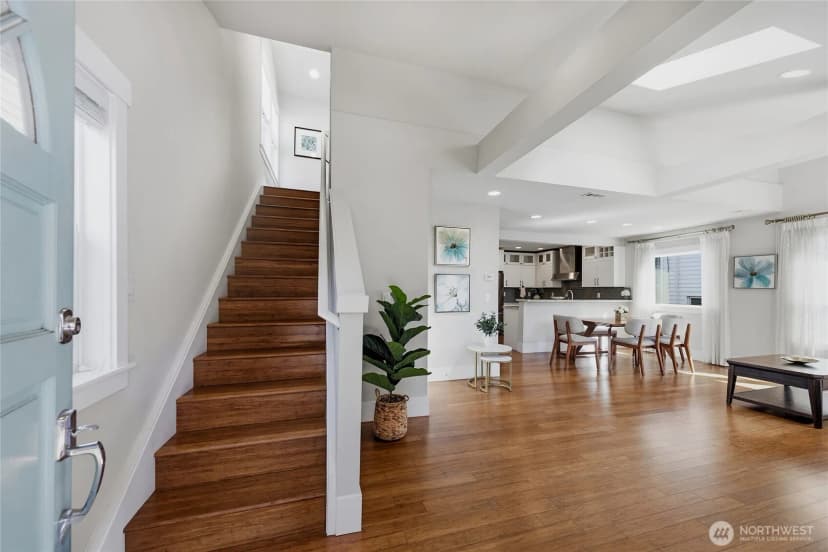Property photo for 7526 Roosevelt Way Ne, Seattle photo 4