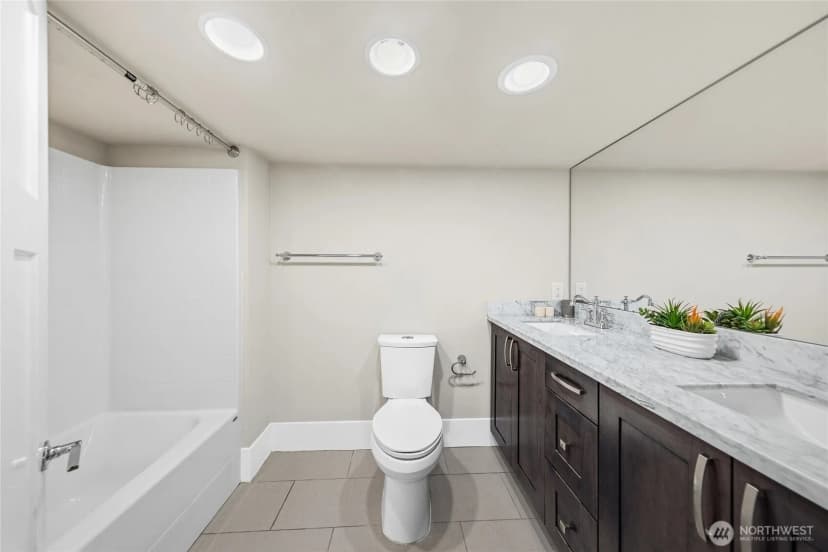 Property photo for 7526 Roosevelt Way Ne, Seattle photo 23