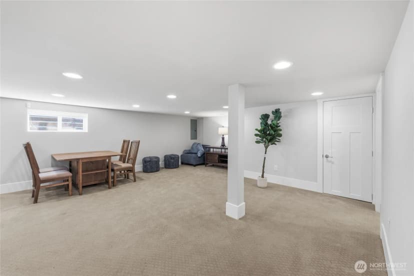 Property photo for 7526 Roosevelt Way Ne, Seattle photo 21