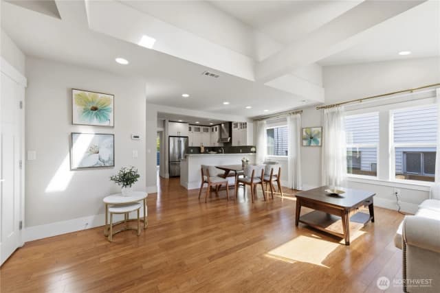 Property photo for 7526 Roosevelt Way Ne, Seattle photo 5