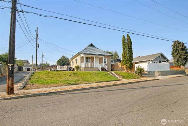 Property photo for 617 3rd Street, Wenatchee photo 2