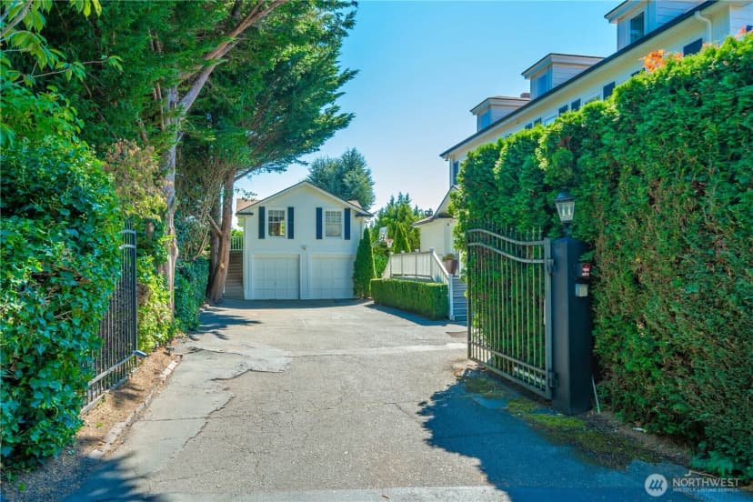 Property photo for 3233 Magnolia Boulevard W, Seattle photo 2
