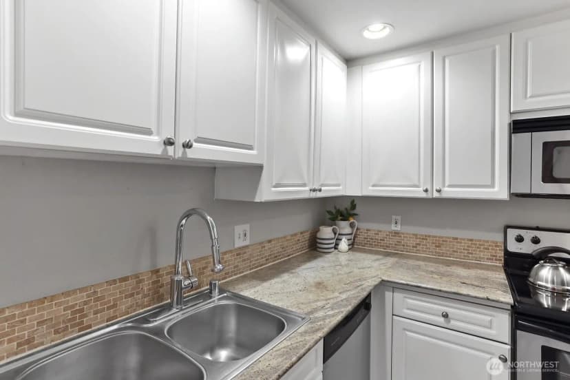 Property photo for 321 10th Avenue S #604, Seattle photo 7