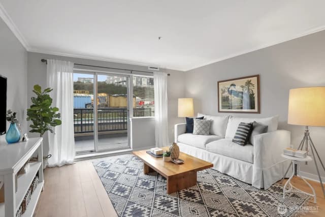 Property photo for 321 10th Avenue S #604, Seattle photo 2