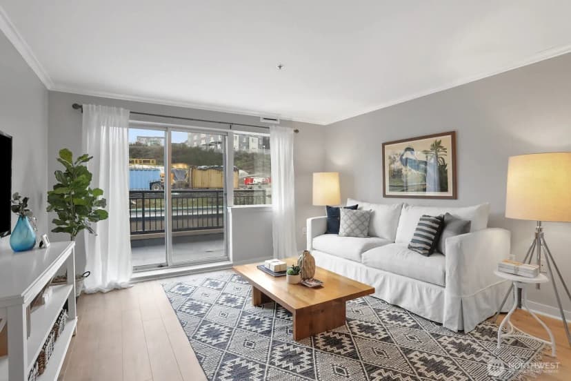 Property photo for 321 10th Avenue S #604, Seattle photo 2
