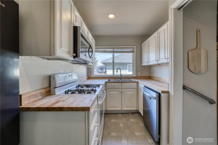 Property photo for 1908 Burwell St, Bremerton photo 9