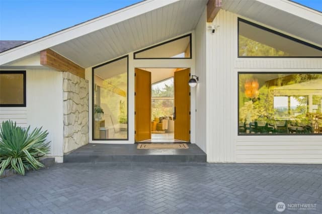 Property photo for 9127 Ne 36th Street, Yarrow Point photo 2