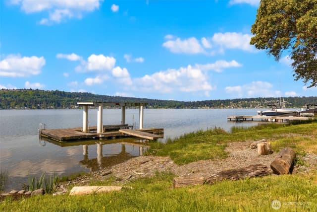 Property photo for 3027 E Lake Sammamish Parkway Se, Sammamish photo 4