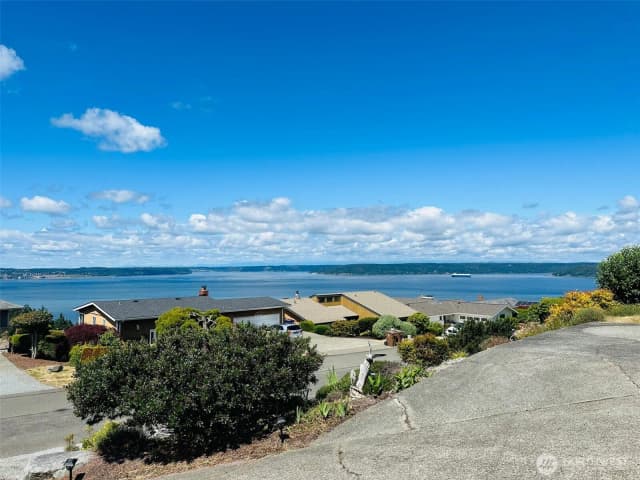 Property photo for 5539 Frances Avenue Ne, Tacoma photo 2