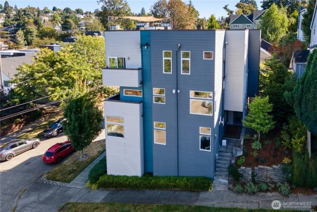 Property photo for 1735 27th Avenue, Seattle photo 2