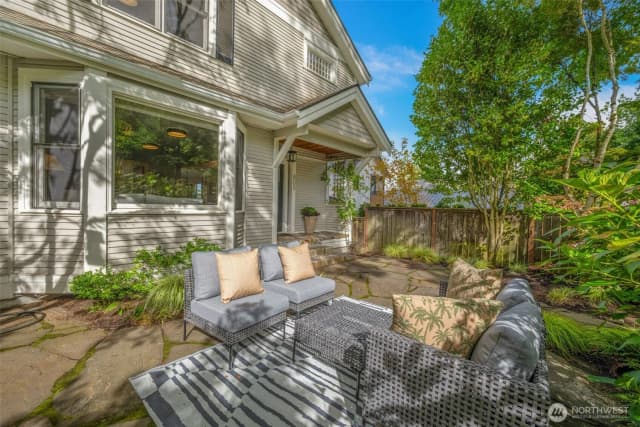 Property photo for 805 33rd Avenue E, Seattle photo 3