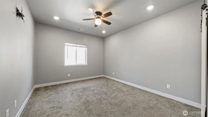 Property photo for 352 E Davis Street, Connell photo 3