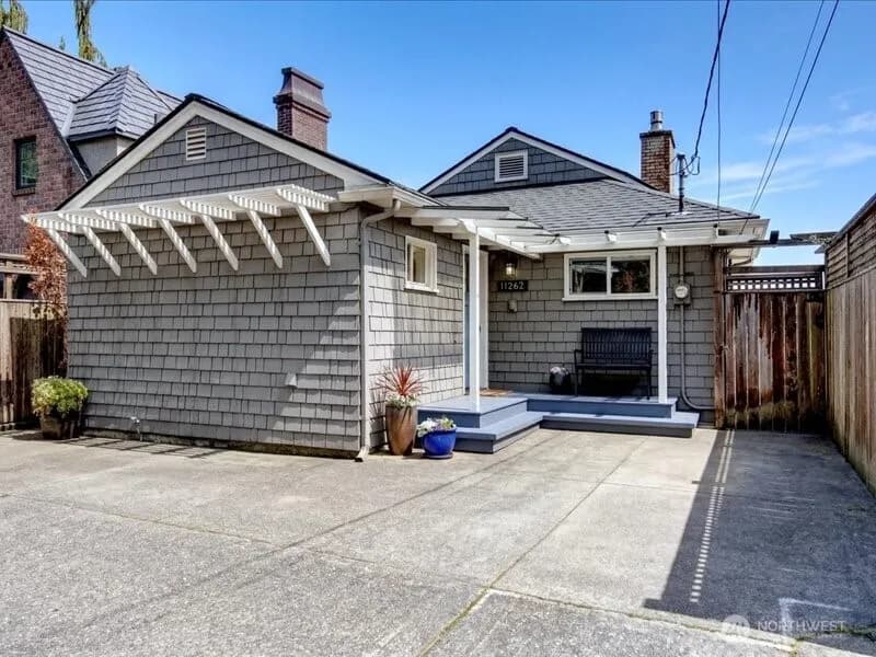 Property photo for 11262 Riviera Place Ne, Seattle photo 2
